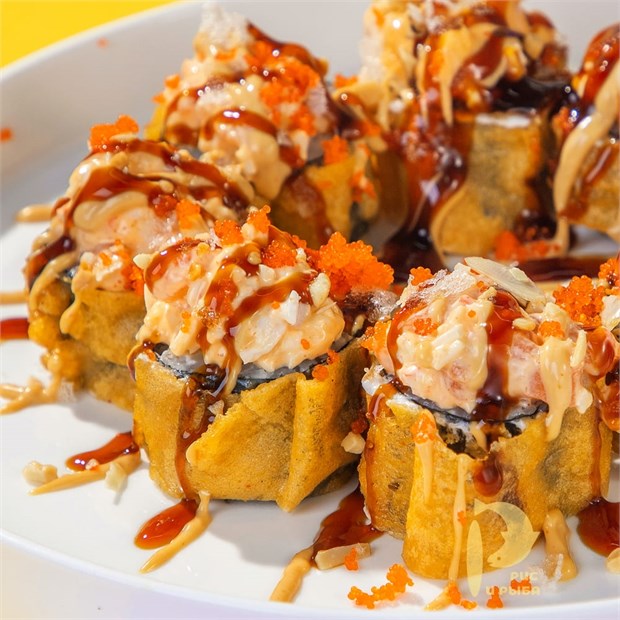 {{photo.Alt || photo.Description || 'Темпура ролл с лососем и снежным крабом 2025'}}