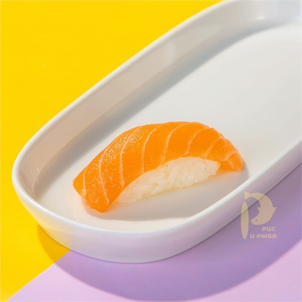 {{photo.Alt || photo.Description || 'Суши с лососем'}}